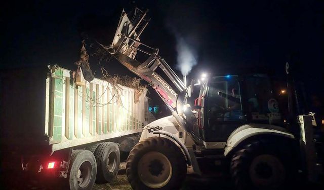 Ceyhan Belediyesi'nden beş mahallede gece mesaisi
