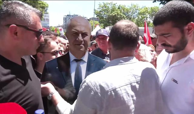 CHP Ankara İl Başkanlığı'nda bayramlaşma... Ayağı kırık olduğu için gelemeyen Alanya Belediye Başkanı Özçelik'in maketi getirildi