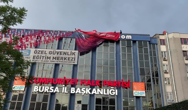 CHP Kurultayı'na iptal kararı... CHP Bursa İl Başkanlığı binasına Özgür Özel posteri asıldı