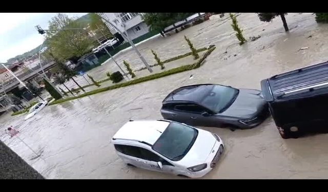 Havza'da aşırı yağışın ardından dere taştı, caddeler sular altında kaldı... İlçe sakini: 'Böyle bir felaketi Havza'da ilk defa gördüm'