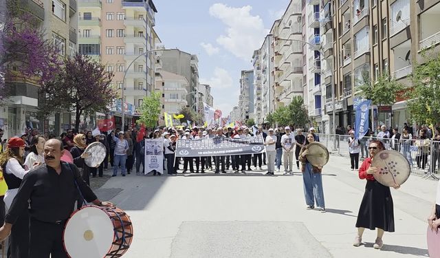 Malatya'da 1 Mayıs yürüyüşü başladı: 'Emek ve Dayanışma Günü' kapsamında kortej miting alanına ilerliyor