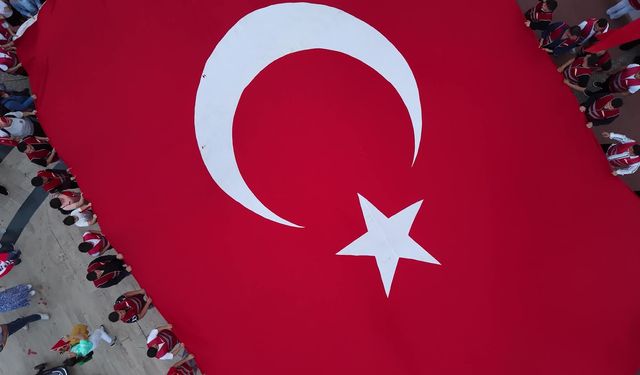 Manavgat'ta 19 Mayıs coşkusu, fener alayı ve konserle taçlandı