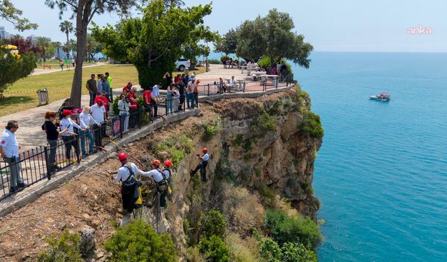Muratpaşa Belediyesi'nden falez bandında yamaç temizliği
