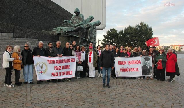 Rotterdam kentinde düzenlenen 'Onun Işığında Yürüyoruz' etkinliğine yoğun ilgi
