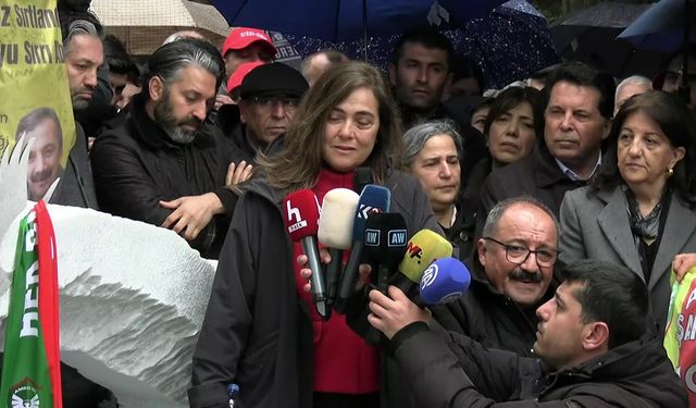 Sırrı Süreyya Önder ölümünün 1'inci yılında mezarı başında anıldı... Bakırhan: 'Söz veriyoruz barışı mutlaka bu ülkeye hep birlikte getireceğiz'