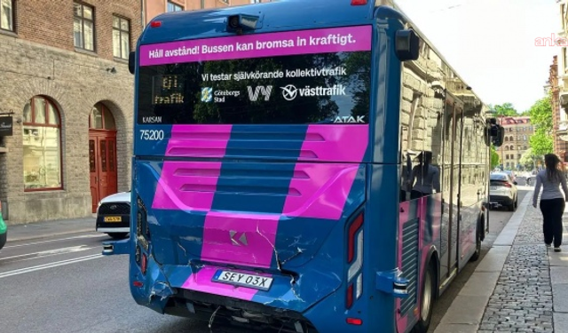 Türkiye'nin Karsan üretimi sürücüsüz otobüse, İsveç'te hizmete başladıktan kısa süre sonra tramvay çarptı