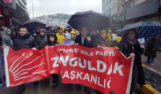Zonguldak'ta emekçiler, soğuk ve yağışlı havaya rağmen 1 Mayıs'ı kutladı