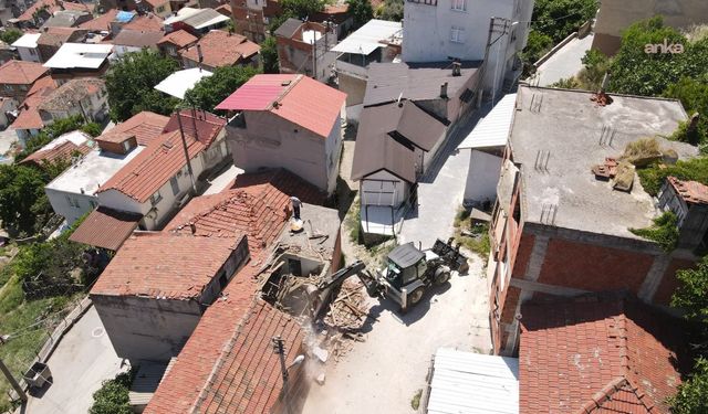 Gemlik'te çifte mesai: Metruk binalar yıkılıyor, yollar yenileniyor