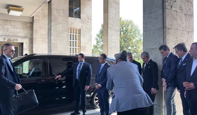 Özgür Özel Meclis'e geldi