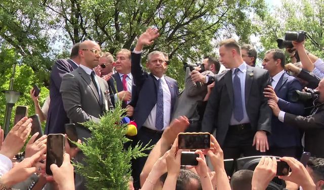 Özgür Özel, TBMM önündeki partililere seslendi: AK Parti'nin yargı kollarının girişimiyle yapılmak istenen darbeyi püskürttünüz