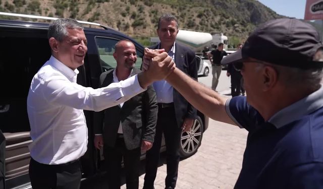 Özgür Özel, Trabzon'da İmamoğlu'nun kayınpederi Fehmi Kaya'yı hastanede ziyaret etti