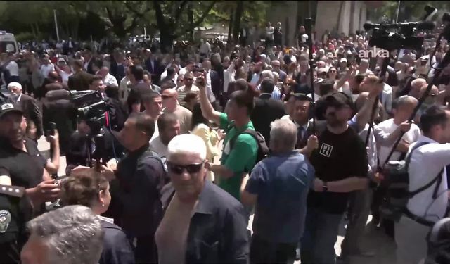 TBMM Dikmen Kapısı'nda bekleyen CHP'liler arasında arbede yaşandı