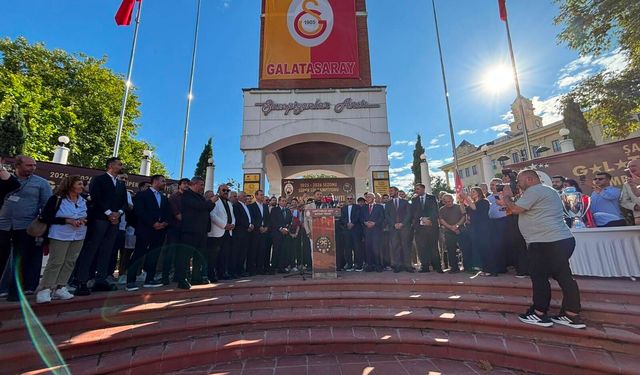 Galatasaray'ın şampiyonluk bayrağı Büyükçekmece Şampiyonlar Anıtı'nda göndere çekildi