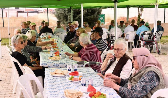 Tepebaşı Belediye Başkanı Ataç, Metin Özöğüt Yaşam Merkezi sakinleriyle buluştu