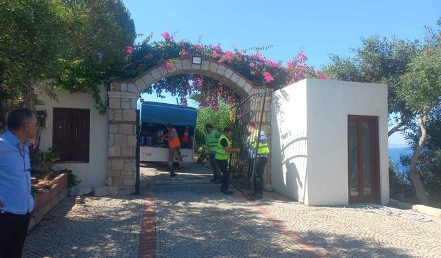 Bodrum Belediyesi, sahile ulaşımı engelleyen kaçak duvar ve korkulukları yıktı