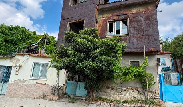 Burdur Belediyesi, Tepe Mahallesi'ndeki riskli yapının yıkılmasını sağladı