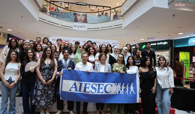 Eskişehir Büyükşehir Belediye Başkanı Ünlüce, Kültür Panayırı'nda gençlerle buluştu