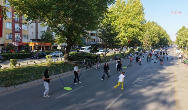 Eskişehir'de Atatürk Bulvarı 'Arabasız Pazar' ile yayalara açıldı
