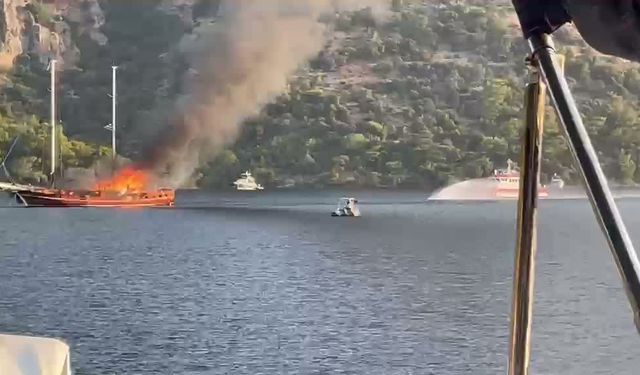 Göcek'te yanan tekne battı