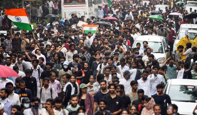 Hindistan Eğitim Bakanı, haftalar süren öğrenci protestolarının ardından istifa etti