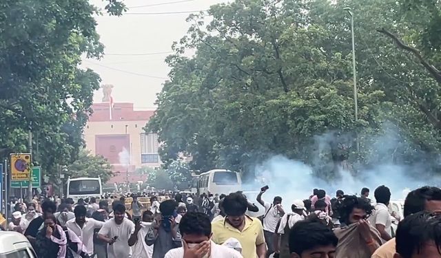 Hindistan'da 'Hamam Böceği Partisi' protestoları büyüyor... Ana muhalefet partisi de sokağa indi