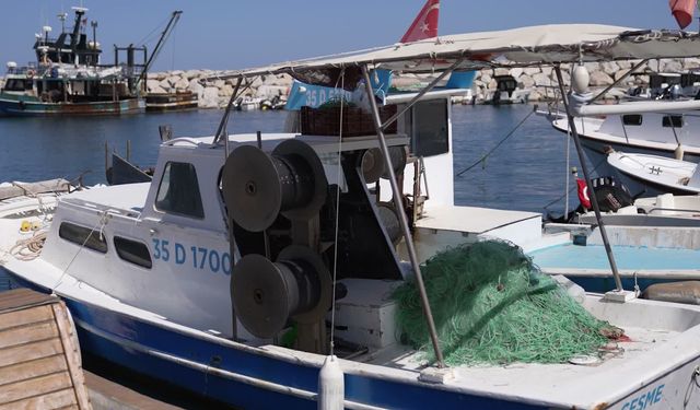 İzmir Büyükşehir Belediyesi'nden kıyı balıkçılarına yaprak buz makinesi desteği