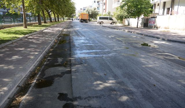 Milas Belediyesi'nden Ahmet Yesevi Caddesi'nde sıcak asfalt çalışması