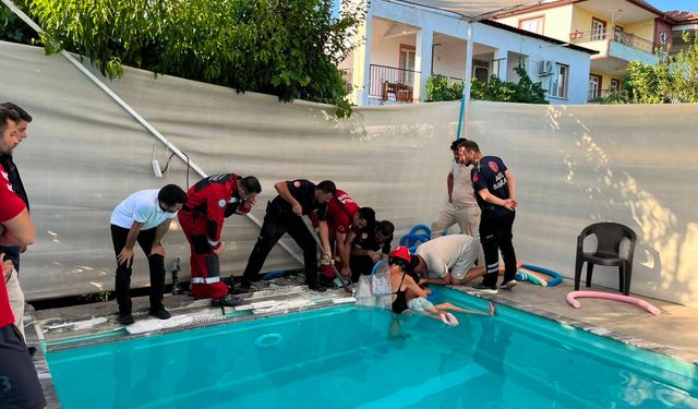 Muğla Büyükşehir Belediyesi İtfaiye ekipleri, havuzda sıkışan 4 yaşındaki çocuğu kurtardı