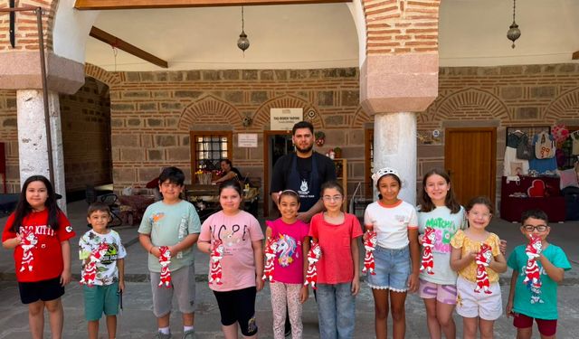 Şehzadeler'de çocuklar, Hacivat ve Karagöz'ü milli takımın renkleriyle buluşturdu