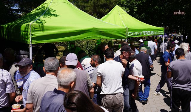 Tepebaşı Belediyesi'nden cuma namazı sonrası aşure ikramı