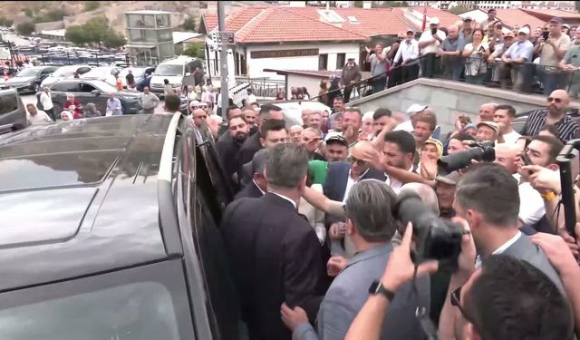 YENİ Parti sonrası Özgür Özel’e Hacı Bayram’da yoğun ilgi