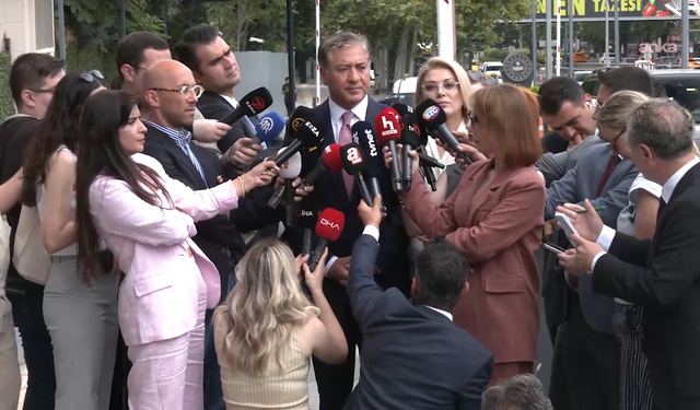 YENİ Parti'nin kuruluş dilekçesi İçişleri Bakanlığı'na verildi... Murat Emir: 'Biz, fiilen işgal altına alınmış, sarayda hazırlanmış kirli bir senaryonun parçası olmuş kişileri geride bırakıyoruz.'