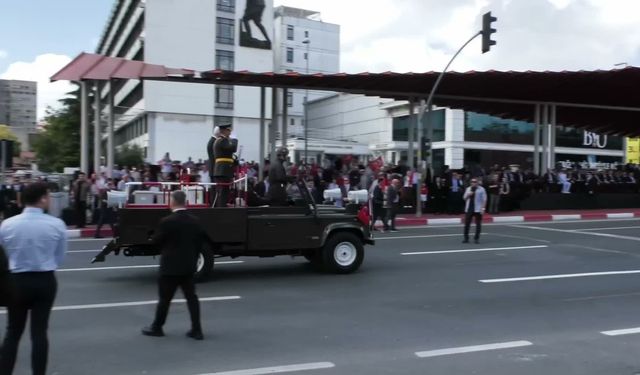 30 Ağustos Zafer Bayramı nedeniyle Vatan Caddesi'nde tören alayı düzenlendi
