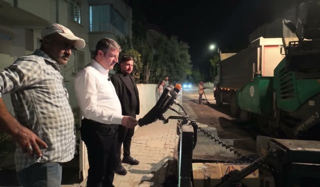 Adıyaman Belediyesi, Yeni Mahalle'de asfalt serimini gece sürdürüyor