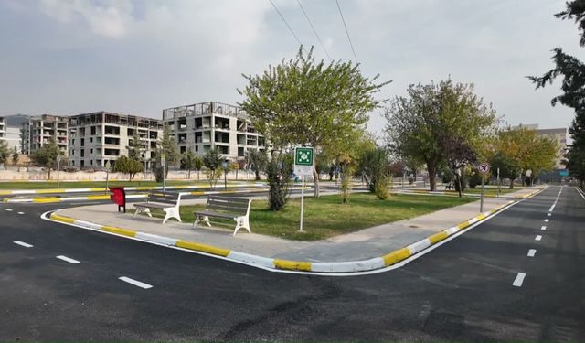 Adıyaman Belediyesi'nden Trafik Parkı'nda kapsamlı yeşil alan bakımı
