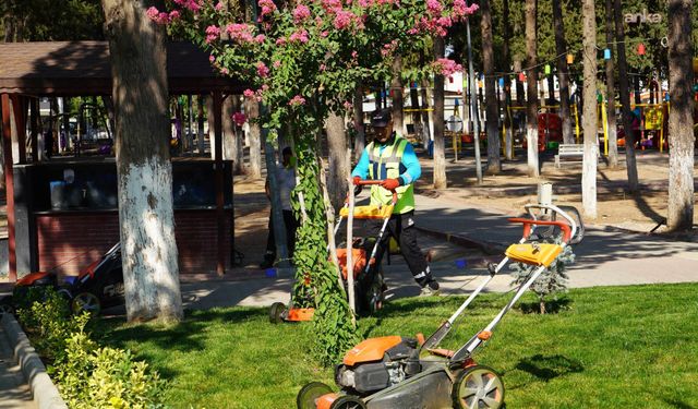 Adıyaman'ın parklarında yaz bakımı aralıksız sürüyor