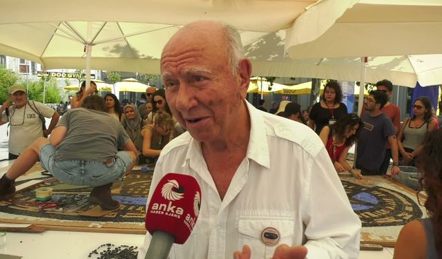 İstanbullular Müze Gazhane'de şehrin 'Nazar Kuşu'nun taşlarını döşedi...Ressam Mustafa Pilevneli: 2-3 aylık bir bebek bile bu taşa elini değdirdi