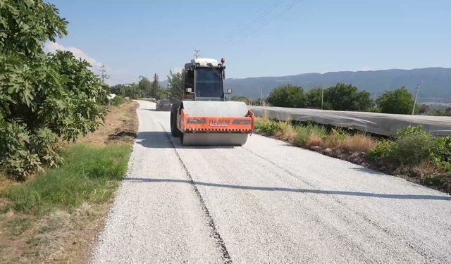 Manisa Büyükşehir Beldiyesi'nden üzüm hasadı öncesi Sarıgöl'de yol yenileme çalışması