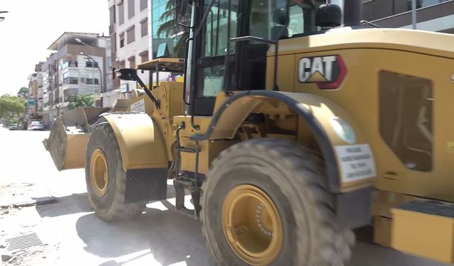 Manisa Büyükşehir Belediyesi'nden Turgutalp Mahallesi'nde sıcak asfalt çalışması 