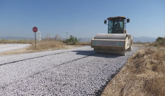 Manisa Büyükşehir Belediyesi'nden Turgutlu-Saruhanlı arasında 15 kilometrelik yol çalışması