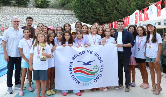 Mudanya'da Zafer Bayramı coşkusu, 'Sutopu Şenliği' ile havuza taşındı