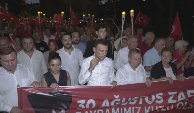 Özgür Çelik, Bahçelievler'de 30 Ağustos yürüyüşüne katıldı