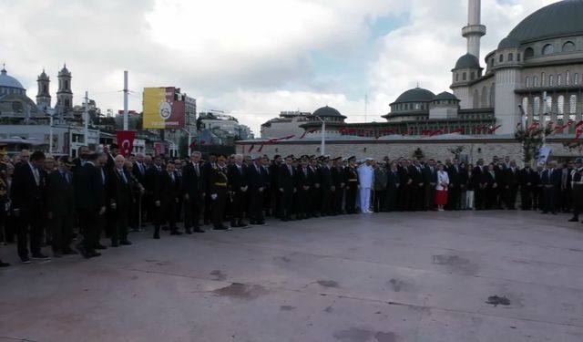 Taksim'de 30 Ağustos töreni... Özgür Çelik: 'İlk defa YENİ Parti olarak bir çelenk sunduk'