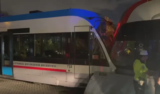 Zeytinburnu’nda iki tramvay kafa kafaya çarpıştı