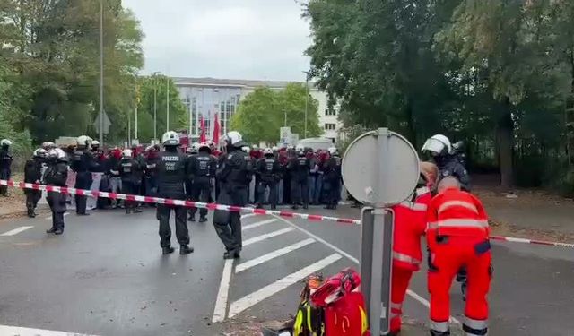 Almanya'nın Köln kentinde savaş karşıtı eyleme polis müdahalesi