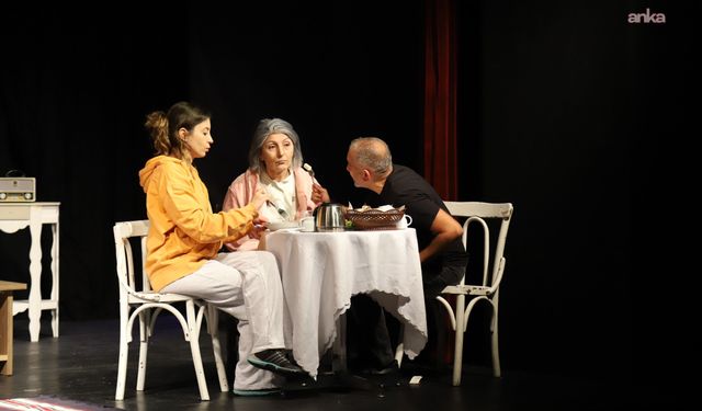 Eskişehir'de 'Demans Pratiği' oyunuyla günlük yaşam deneyimleri izleyicilere aktarıldı