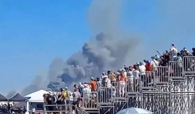 Hava gösterisinde savaş uçağı düştü
