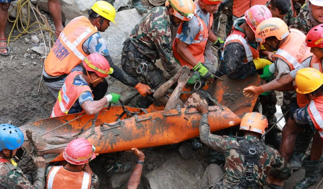 Nepal'de sel felaketinden 9 gün sonra iki işçi tünelden sağ çıkarıldı
