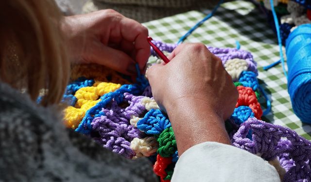 Bodrumlu kadınlar sokaklar için ördü: Bin 400 motif bir araya getiriliyor