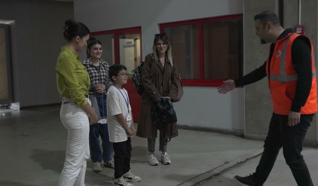İzmir'de 8 yaşındaki Emirhan doğum gününü metro kabininde kutladı